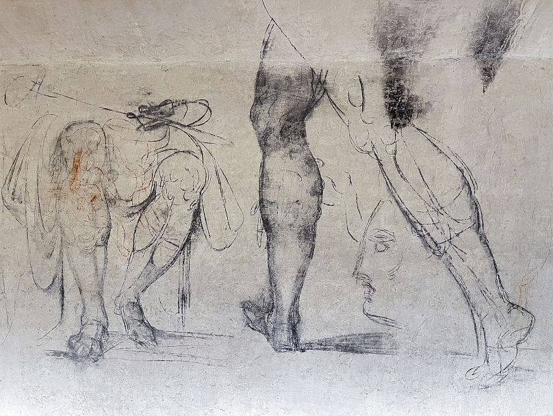 De délicats dessins au fusain de jambes que certains experts ont attribués à Michel-Ange sont visibles sur les murs d'une pièce de la chapelle des Médicis de Florence.