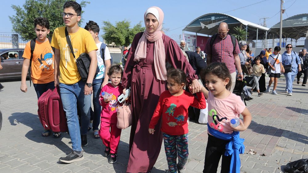 Internet et lignes téléphoniques coupées à Gaza, Israël frappe un camp de réfugiés, le passage de Rafah est ouvert pour certains