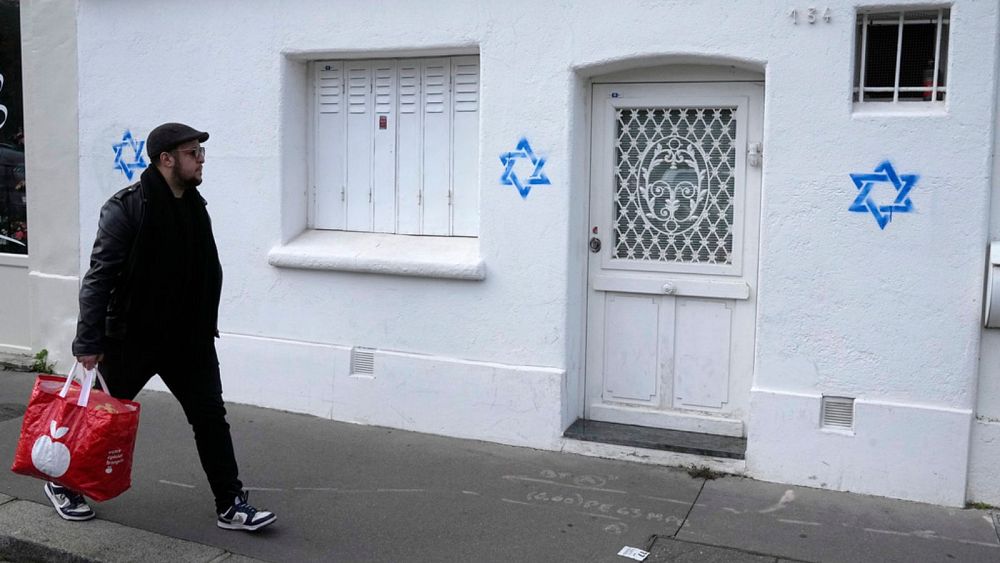 Antisémitisme: Des étoiles de David taguées sur des immeubles à Paris