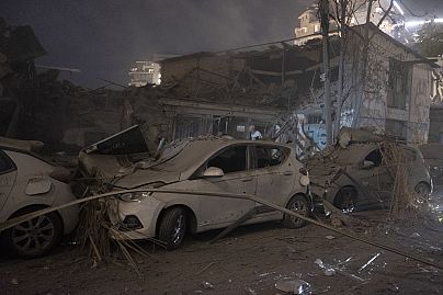 Des voitures et un bâtiment sont détruits après qu'une roquette tirée depuis Gaza a frappé Tel Aviv, en Israël, le 7 octobre 2023.