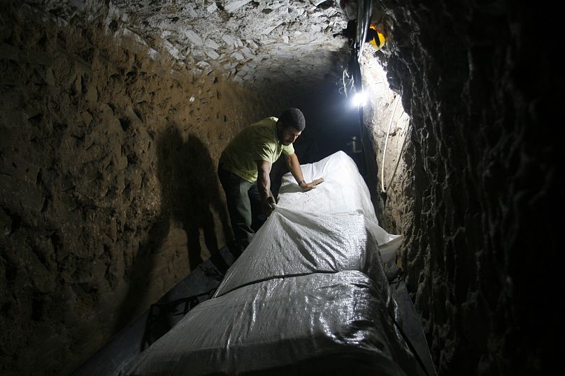 Un passeur palestinien transporte des réfrigérateurs dans un tunnel entre l'Égypte et la bande de Gaza, le 28 octobre 2010.