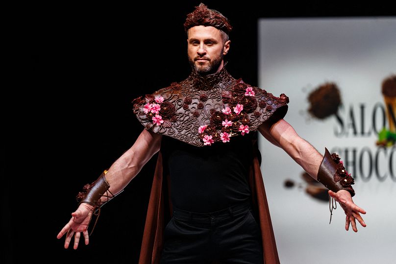 Le danseur canadien Christian Millette défile lors du défilé de robes en chocolat lors du Salon du Chocolat de Paris 2023 à Paris le 27 octobre 2023.