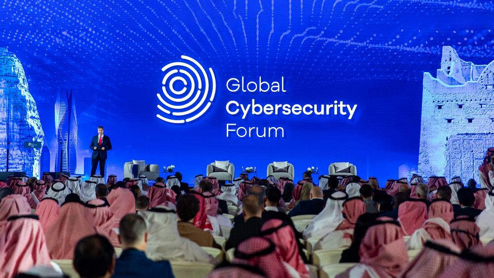 GCF : les dirigeants et les entreprises du monde entier doivent s'unir pour lutter contre la cybercriminalité, déclare le chef d'Interpol