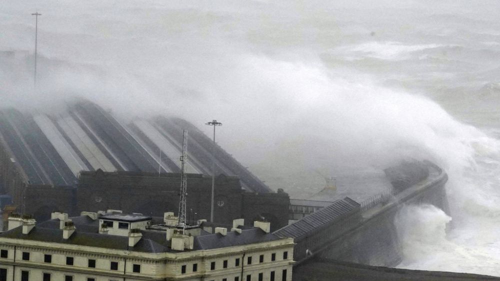 La tempête Ciarán frappe l’Europe occidentale, soufflant des vents records en France et privant d’électricité des millions de personnes