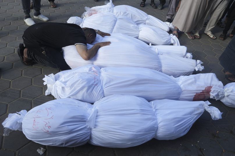 Un Palestinien pleure ses proches tués lors du bombardement israélien de la bande de Gaza à l'hôpital al Aqsa à Deir al Balah, le jeudi 2 novembre 2023.