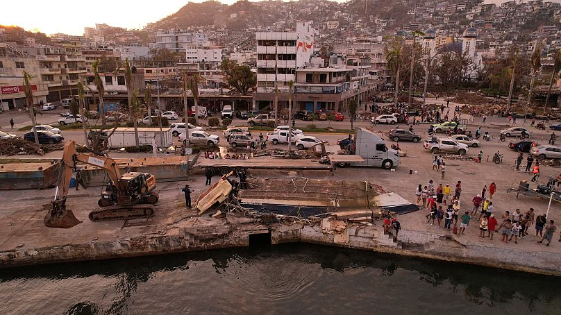 Des soldats de la marine mexicaine récupèrent un bateau coulé, après l'ouragan Otis, à Acapulco, au Mexique, le 4 novembre 2023.