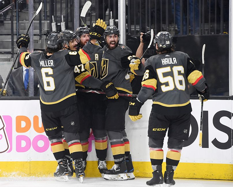 Les joueurs des Golden Knights de Vegas célèbrent le but de James Neal contre les Jets de Winnipeg lors du troisième match de la finale de la Conférence Ouest de hockey de la LNH.