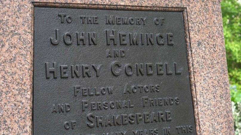 Un hommage aux amis de Shakespeare qui ont publié le volume, John Heminge et Henry Condell, le 8 novembre 2023