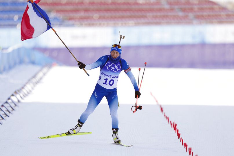 DOSSIER : La Française Justine Braisaz-Bouchet s'approche de la ligne d'arrivée lors du biathlon féminin à départ groupé de 12,5 kilomètres aux Jeux olympiques d'hiver de 2022