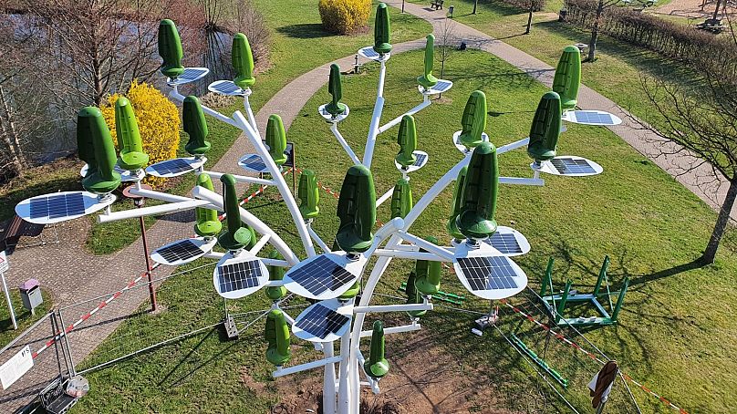 Un arbre hybride solaire-éolien à Colmar-Berg, Luxembourg.