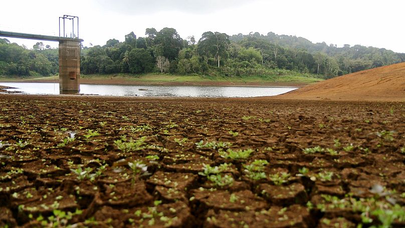 Le réservoir d'eau presque asséché de Combani est visible, sur le territoire français de l'océan Indien à Mayotte, le 10 octobre 2023.