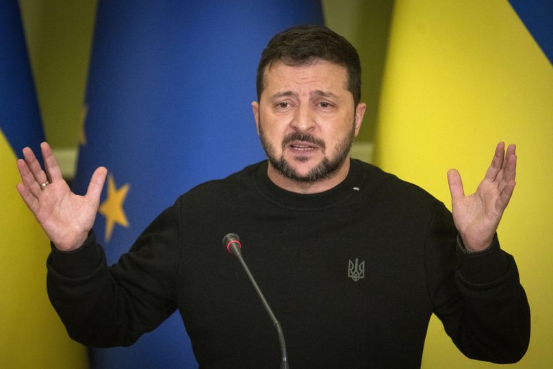 DOSSIER : Le président ukrainien Volodymyr Zelenskyy assiste à une conférence de presse avec la présidente de la Commission européenne Ursula von der Leyen à Kiev, Ukraine, le samedi 4 novembre 2023.