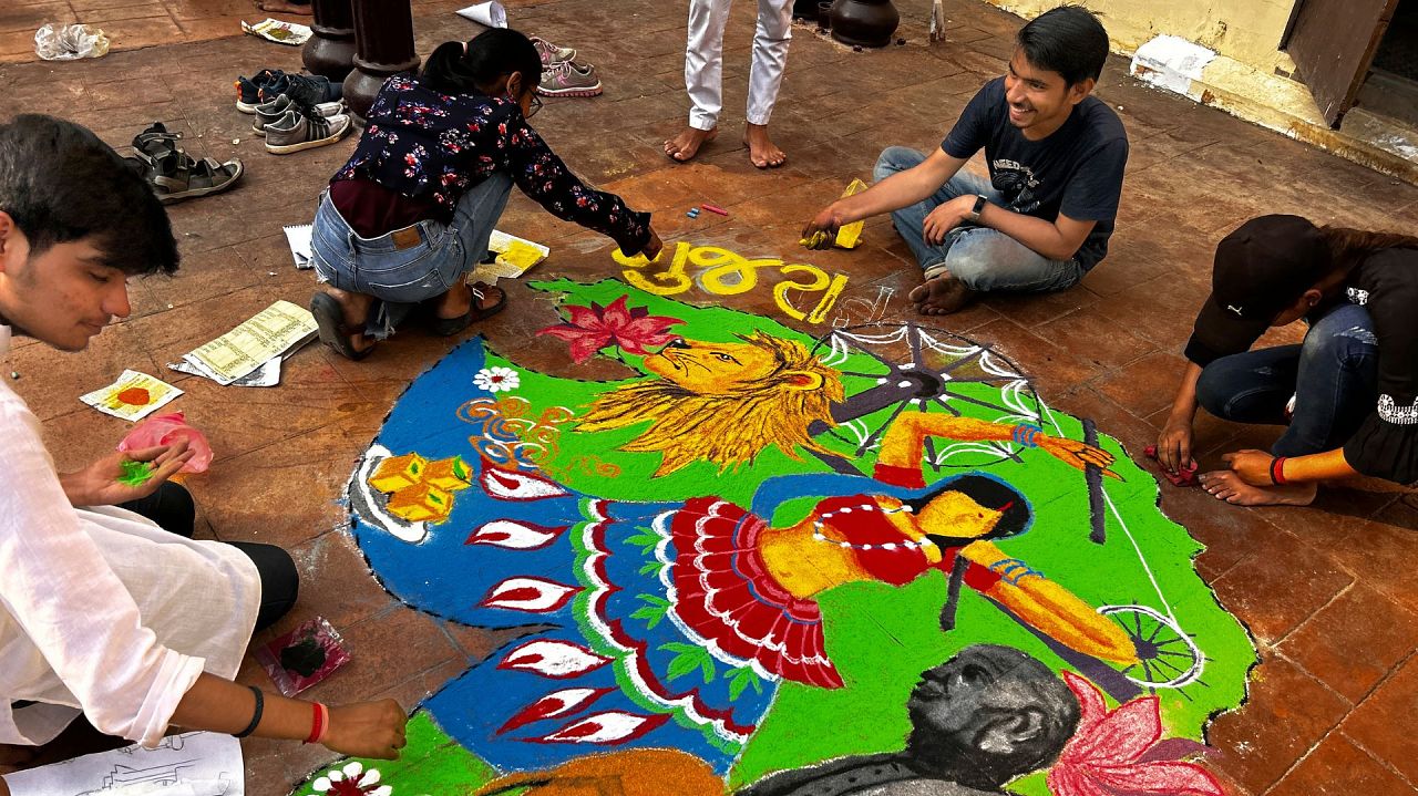 Des étudiants de l'Université d'Allahabad créent un Rangoli dans le cadre des célébrations marquant Diwali à Prayagraj, en Inde, le jeudi 9 novembre 2023.