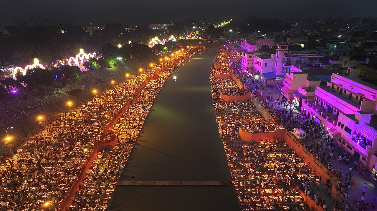 Des lampes illuminent les rives de la rivière Saryu à la veille de la fête hindoue de Diwali, à Ayodhya, en Inde, le samedi 11 novembre 2023.