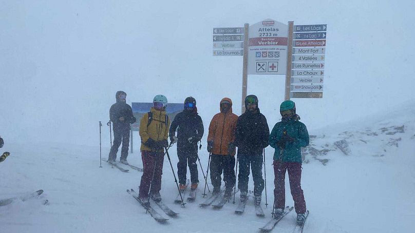 Une photo de moi et de mon groupe de skieurs au sommet des Attelas dans des conditions de neige.