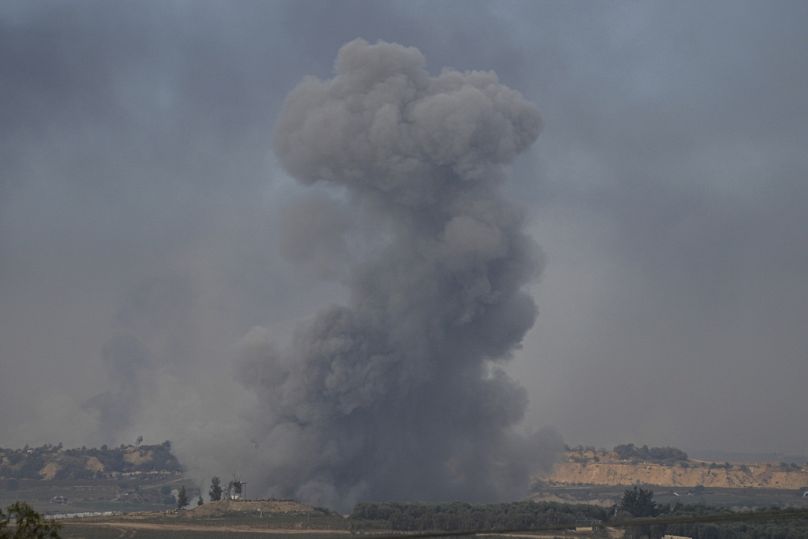 La fumée s'élève à la suite d'une frappe aérienne israélienne dans la bande de Gaza, vue depuis le sud d'Israël, le lundi 13 novembre 2023.