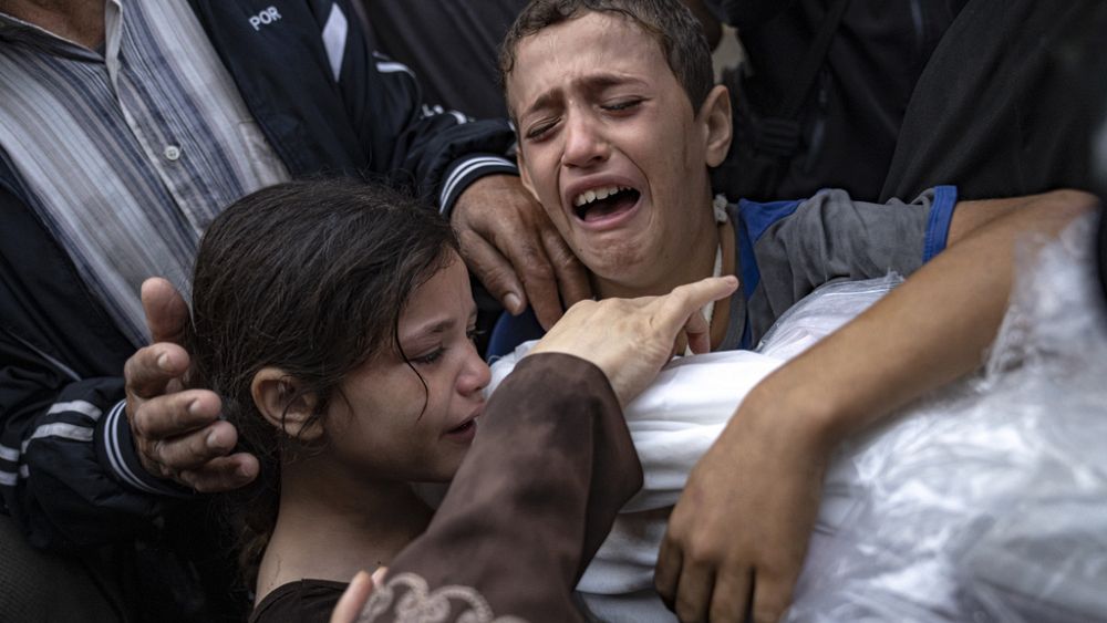 Une fosse commune à l'hôpital principal de Gaza, un appel à l'évacuation et une pénurie de carburant entravent le flux de l'aide