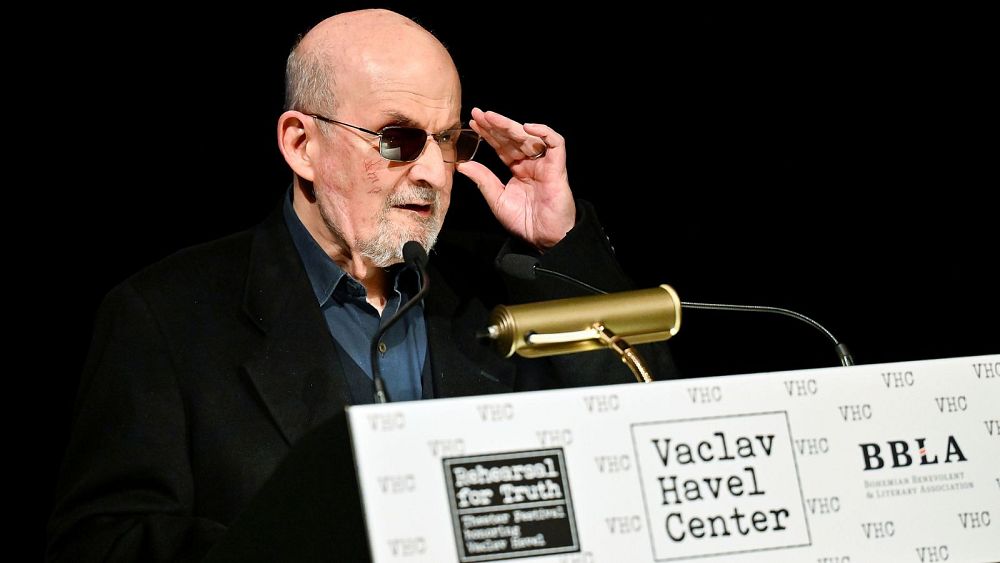 Salman Rushdie reçoit le tout premier prix « Perturber la paix à vie »
