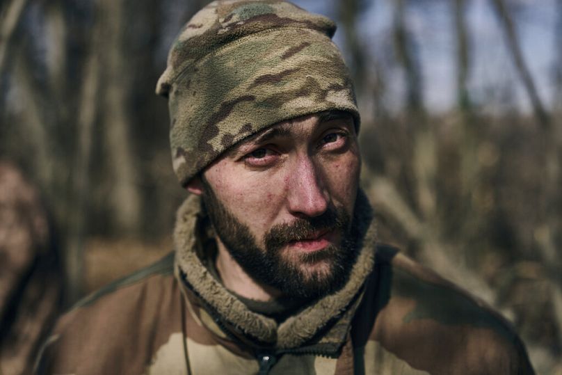 DOSSIER – Un soldat ukrainien observe la ligne de front près de Bakhmut, dans la région de Donetsk, en Ukraine, le dimanche 5 mars 2023.