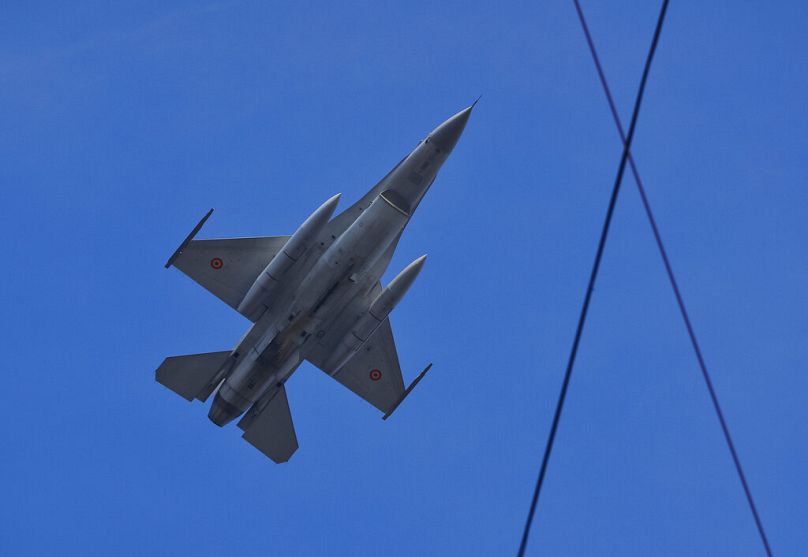 DOSSIER - Un avion de combat F16 de l'armée de l'air roumaine vole lors du défilé de la Fête nationale à Bucarest, en Roumanie, le jeudi 1er décembre 2016.