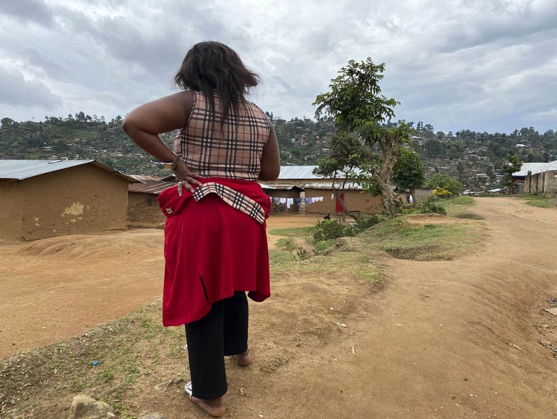 Sur cette photo d'archive du jeudi 18 mars 2021, Shekinah se tient près de chez elle à Beni, dans l'est du Congo.