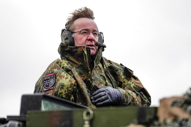 Le ministre allemand de la Défense Boris Pistorius est assis sur un char Leopard 2 lors d'une visite au bataillon de chars 203 de la Bundeswehr à Augustdorf, en Allemagne.