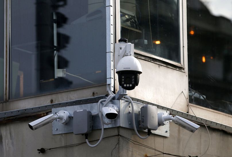 Des caméras vidéo de haute technologie sont suspendues à un immeuble de bureaux du centre-ville de Belgrade, septembre 2019.