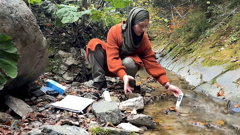 Hajrija Čobo, professeur d'anglais, teste la pureté de l'eau