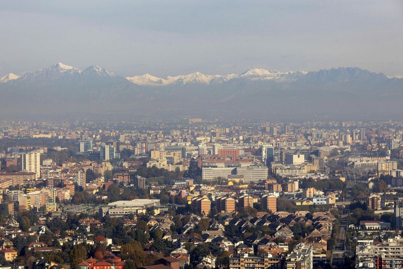 Une vue sur les toits de Milan avec les pré-Alpes de Lombardie, vues en arrière-plan.