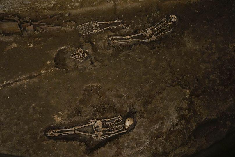 Des squelettes sont visibles dans une ancienne nécropole le long de la via triomphalis, une zone archéologique contenant un cimetière romain.