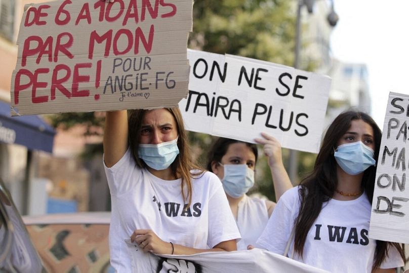 Une manifestation contre la maltraitance des enfants en France.