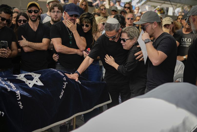 Les personnes en deuil se rassemblent autour des corps de Danielle Waldmann et de son partenaire Noam Shai lors de leurs funérailles à Kiryat Tivon, dans le nord d'Israël, le 12 octobre 2023.