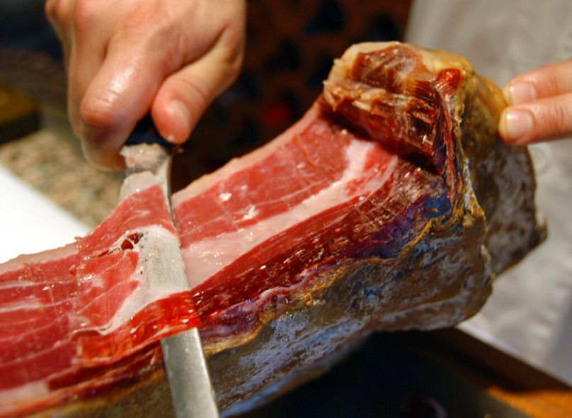 Un homme coupe le jambon ibérique de Manuel Maldonado à Alburquerque, août 2007