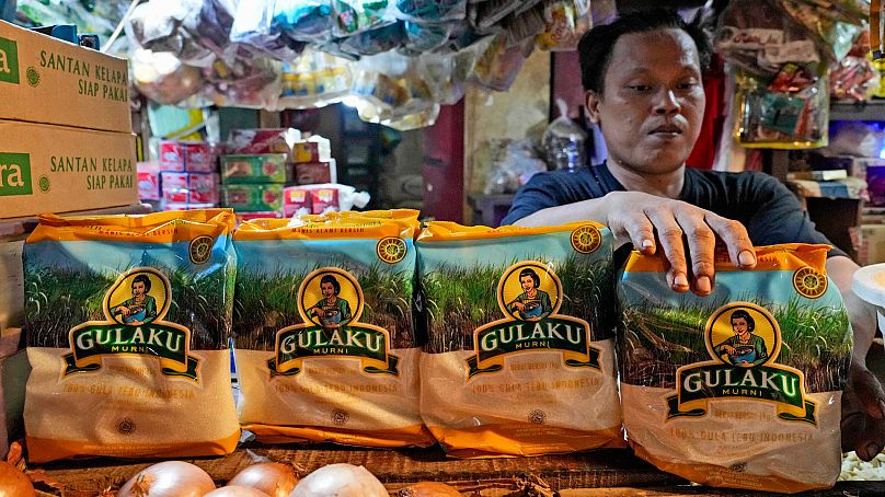 Un vendeur dispose des paquets de sucre sur un marché de Jakarta, en Indonésie, le 24 octobre 2023.