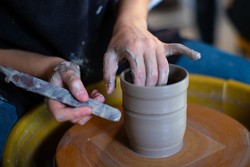 Les cours de Clay Encounters couvrent une gamme de techniques allant du lancer de roues à la construction manuelle.