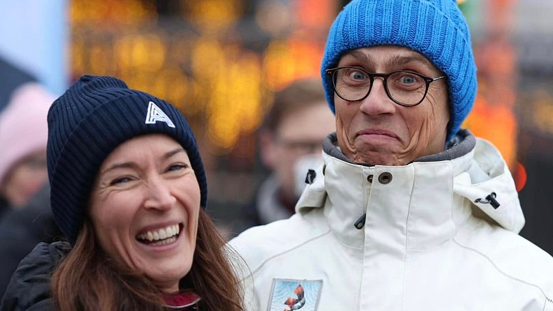 Alex Stubb, candidat du Parti de la coalition nationale, et son épouse Suzanne Innes-Stubb en campagne électorale, le 18 novembre 2023