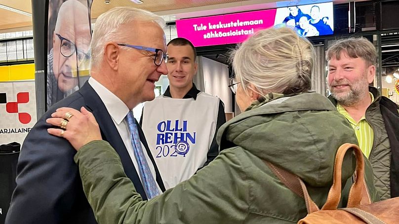 Le candidat du Parti du centre, Olli Rehn, rencontre les électeurs dans un centre commercial, novembre 2023.