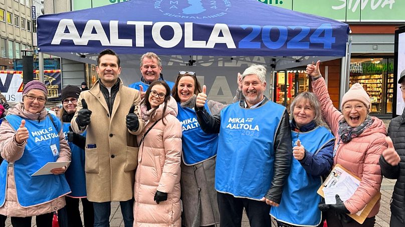 Le candidat indépendant Mika Aaltola pose avec des bénévoles de la campagne, Jyväskylä, Finlande, 7 novembre 2023