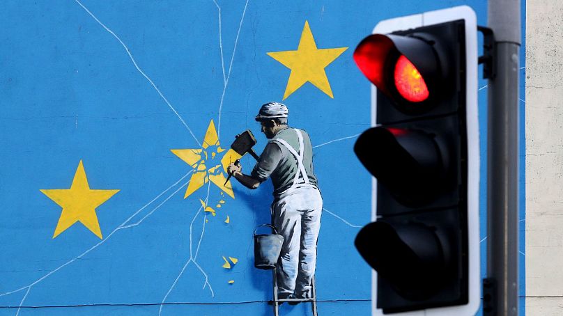 Une vue de la fresque murale de Banksy sur le Brexit représentant un homme érodant le drapeau de l'UE à Douvres, en Angleterre.