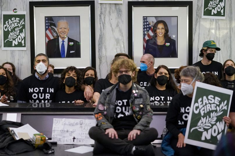 Les portraits du président américain Joe Biden et de la vice-présidente Kamala Harris sont vus alors que des manifestants organisent un sit-in exigeant un cessez-le-feu à Oakland, en Californie, en octobre 2023.