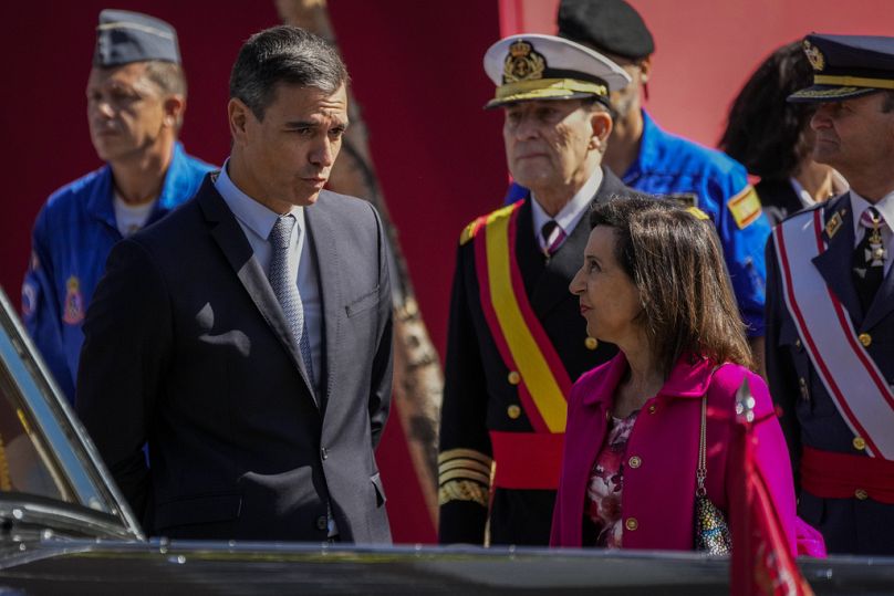 Le Premier ministre espagnol Pedro Sanchez, à gauche, s'entretient avec la ministre espagnole de la Défense, Margarita Robles