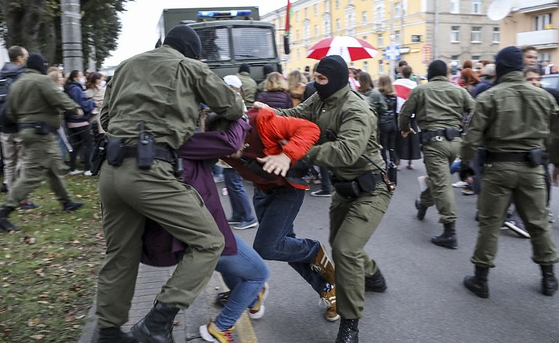 Des policiers arrêtent des manifestants lors d'un rassemblement en soutien aux pourparlers de l'opposition avec Loukachenko, le 8 septembre 2020.