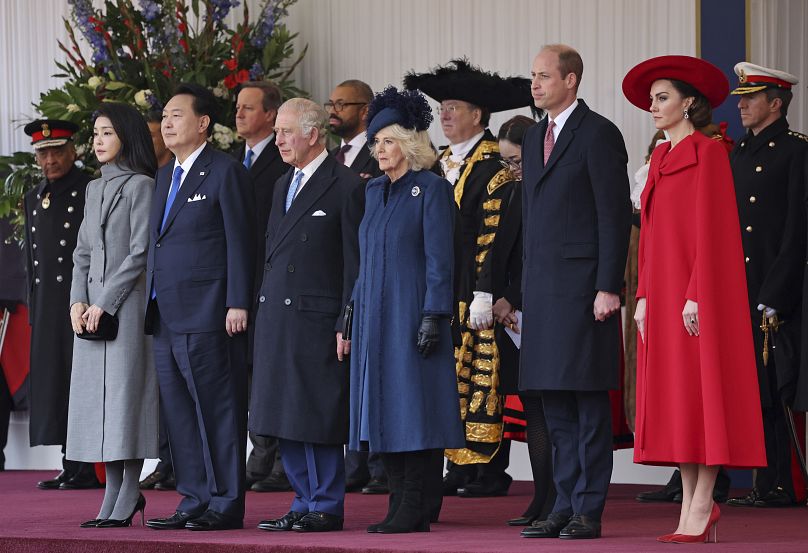 Devant, de gauche à droite, la Première Dame de Corée du Sud, Kim Keon-hee, le président Yoon Suk Yeol, le roi Charles III, la reine Camilla, le prince William et Kate, princesse de Galles