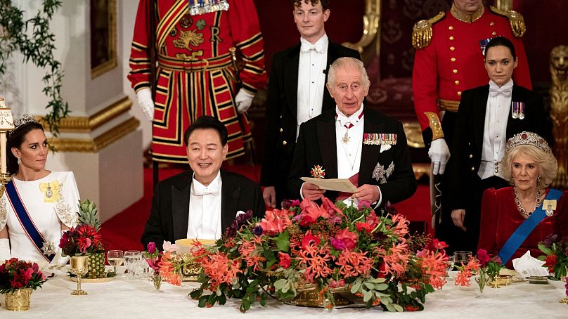 Le président sud-coréen Yoon Suk Yeol écoute le discours du roi Charles III lors du banquet d'État au palais de Buckingham