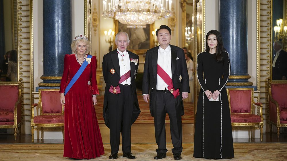 Le roi Charles III accueille le président sud-coréen et fait l'éloge du groupe de K-pop BLɅϽKPIИK