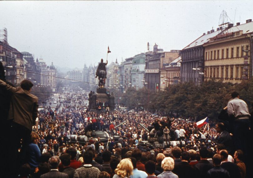 Des milliers de manifestants se rassemblent sur la place Wasceslas, dans le centre-ville de Prague, en Tchécoslovaquie, en août 1968.