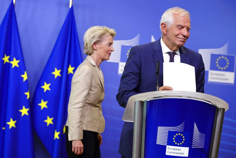 La présidente de la Commission européenne, Ursula von der Leyen, et le chef de la politique étrangère de l'Union européenne, Josep Borrell, à Bruxelles, en septembre 2022.