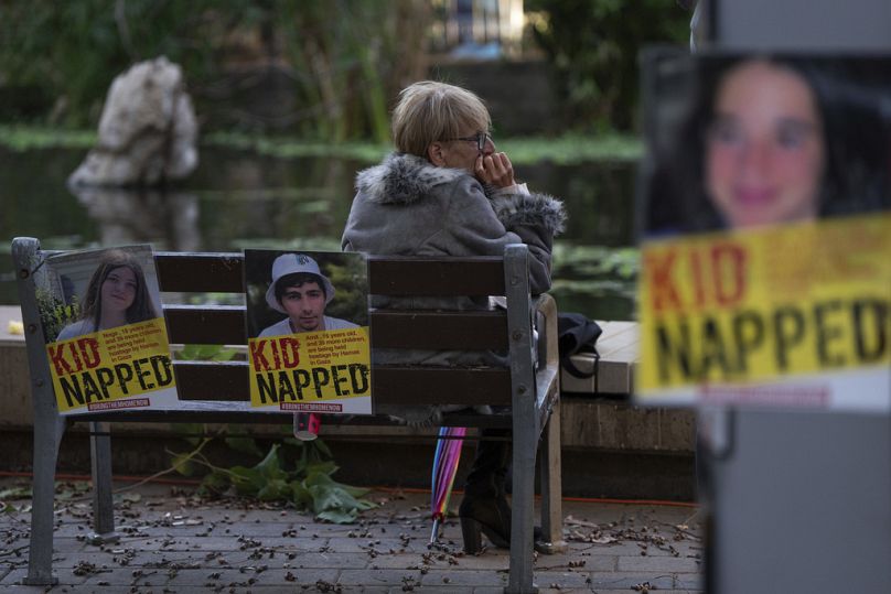 Des personnes se rassemblent pour une manifestation à Tel Aviv appelant au retour de 40 enfants parmi les quelque 240 otages présumés détenus par les militants du Hamas dans la bande de Gaza, novembre 2023.