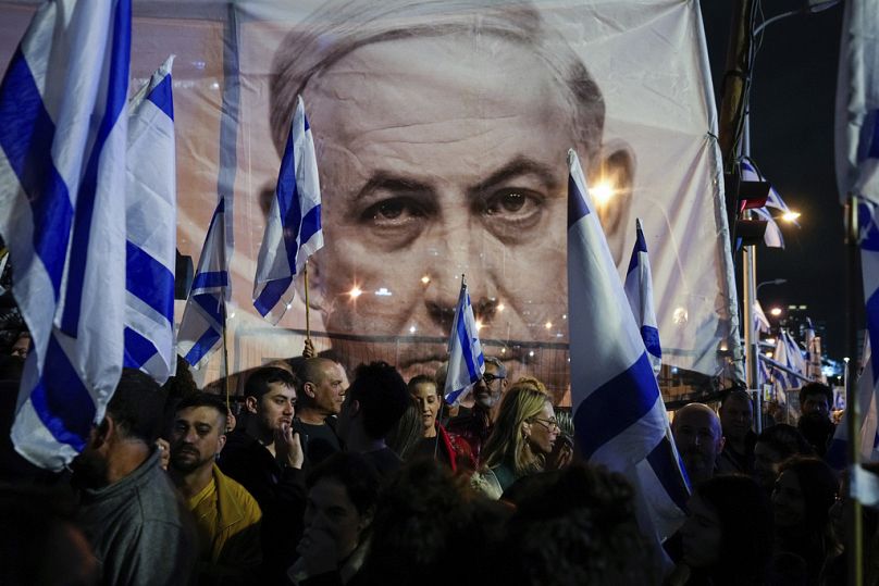 Des Israéliens protestent contre les projets du gouvernement du Premier ministre Benjamin Netanyahu de réformer le système judiciaire israélien, à Tel Aviv, en mars 2023.