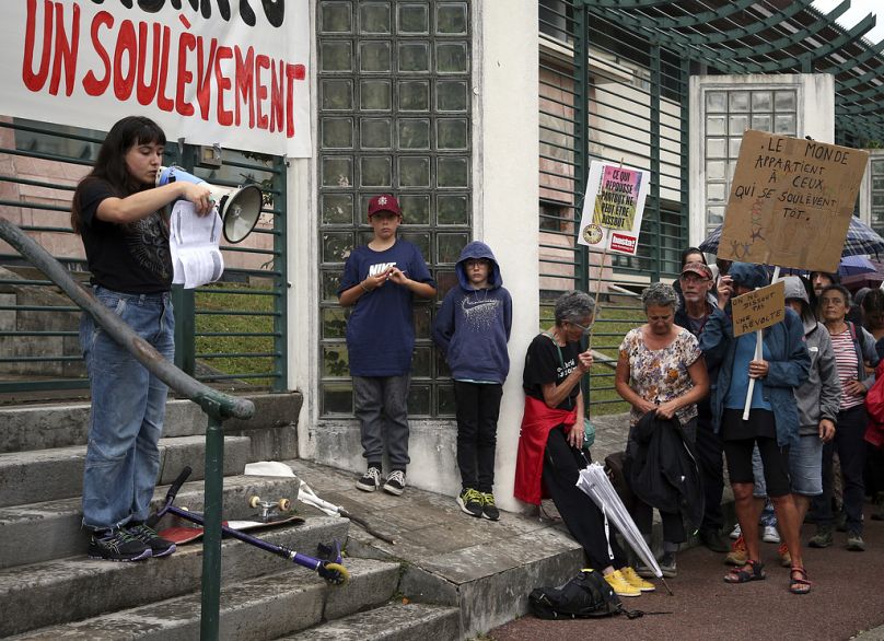 Un manifestant prononce un discours devant la sous-préfecture de Bayonne, juin 2023